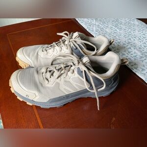 EUC Women’s Oboz Katabatic Low Trail Shoe, size 10, Snow Leopard